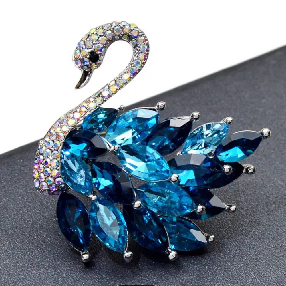 NWOT - Elegant Rhinestone Swan Brooch